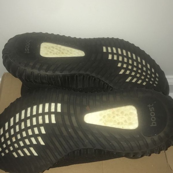 Yeezy 350 v2 Oreo - Picture 4 of 6